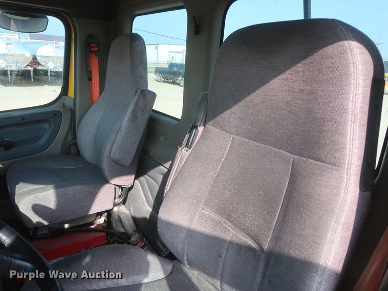 image for item HJ9354 2016 Freightliner Cascadia 125  semi truck