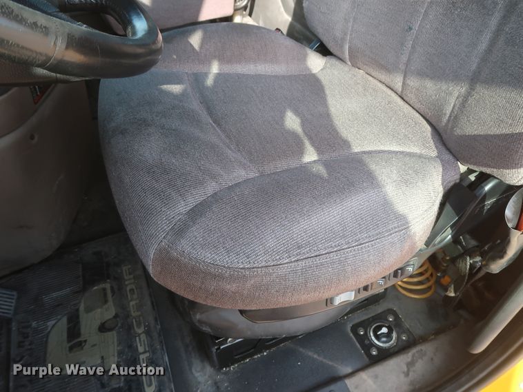 image for item HJ9354 2016 Freightliner Cascadia 125  semi truck