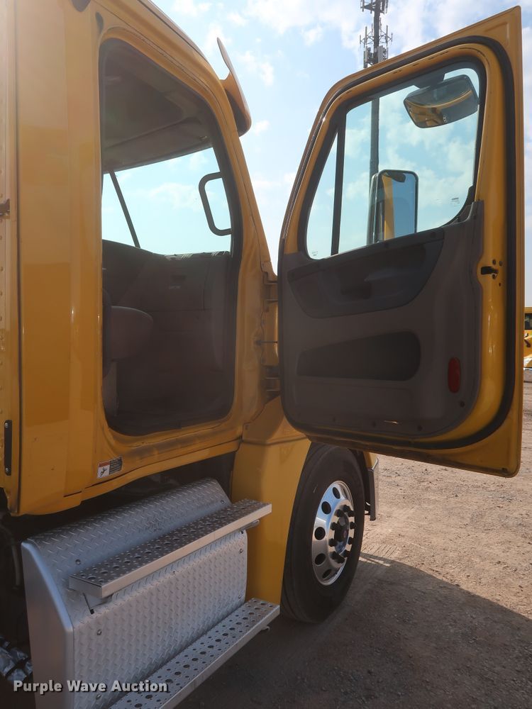 image for item HJ9354 2016 Freightliner Cascadia 125  semi truck