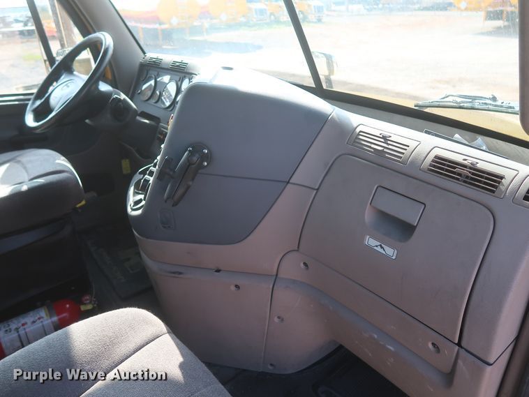 image for item HJ9354 2016 Freightliner Cascadia 125  semi truck