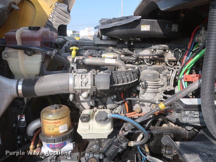 image for item HJ9354 2016 Freightliner Cascadia 125  semi truck