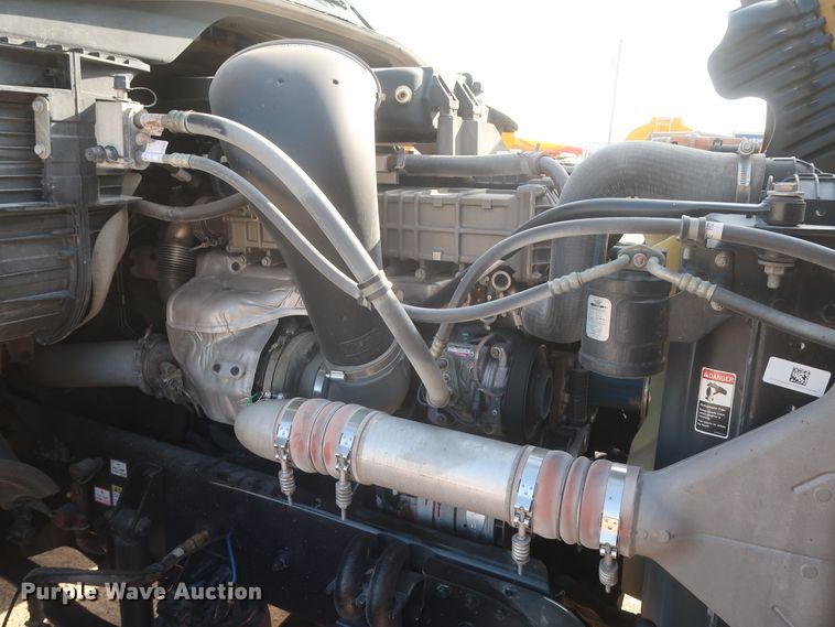 image for item HJ9354 2016 Freightliner Cascadia 125  semi truck