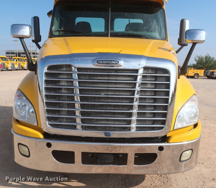 image for item HJ9354 2016 Freightliner Cascadia 125  semi truck