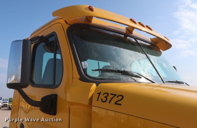 image for item HJ9354 2016 Freightliner Cascadia 125  semi truck