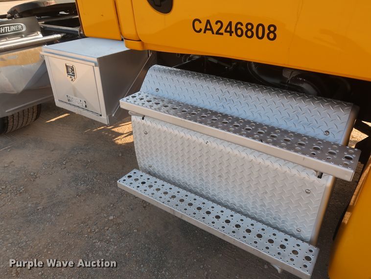 image for item HJ9354 2016 Freightliner Cascadia 125  semi truck