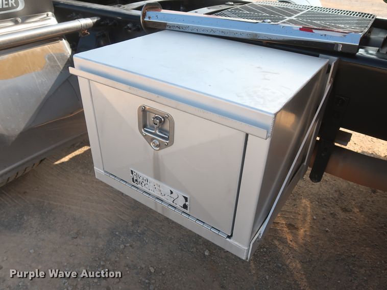 image for item HJ9354 2016 Freightliner Cascadia 125  semi truck