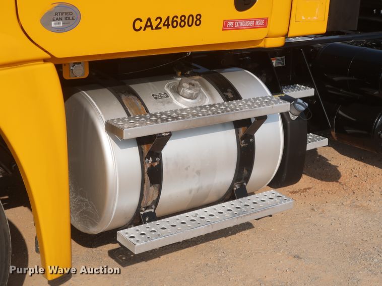 image for item HJ9354 2016 Freightliner Cascadia 125  semi truck