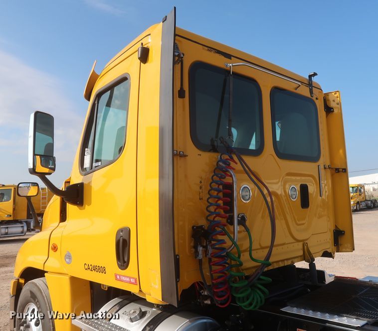 image for item HJ9354 2016 Freightliner Cascadia 125  semi truck