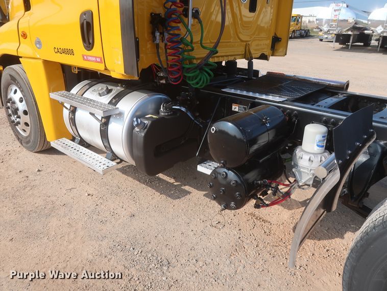 image for item HJ9354 2016 Freightliner Cascadia 125  semi truck