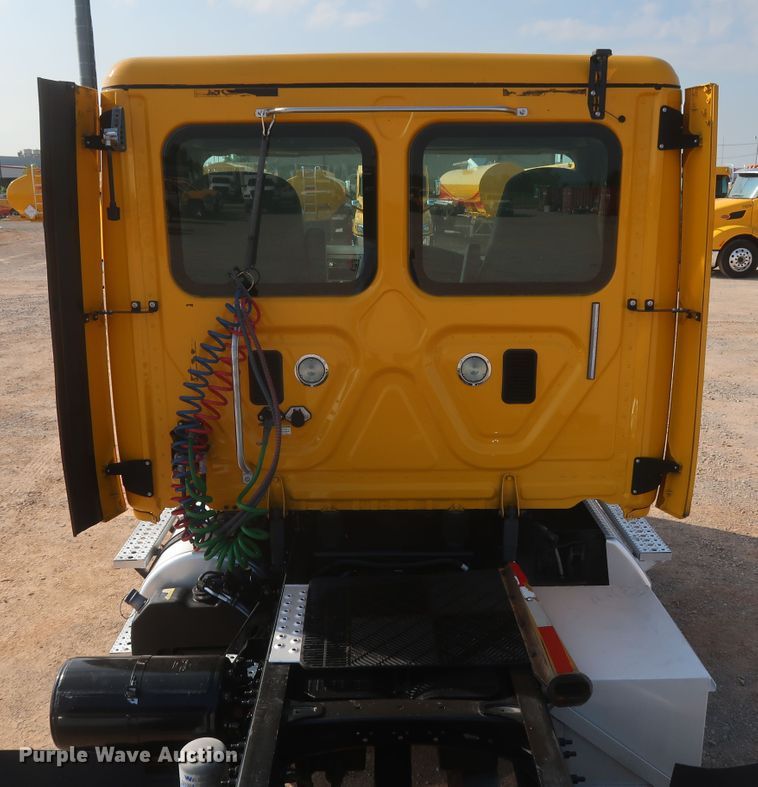 image for item HJ9354 2016 Freightliner Cascadia 125  semi truck