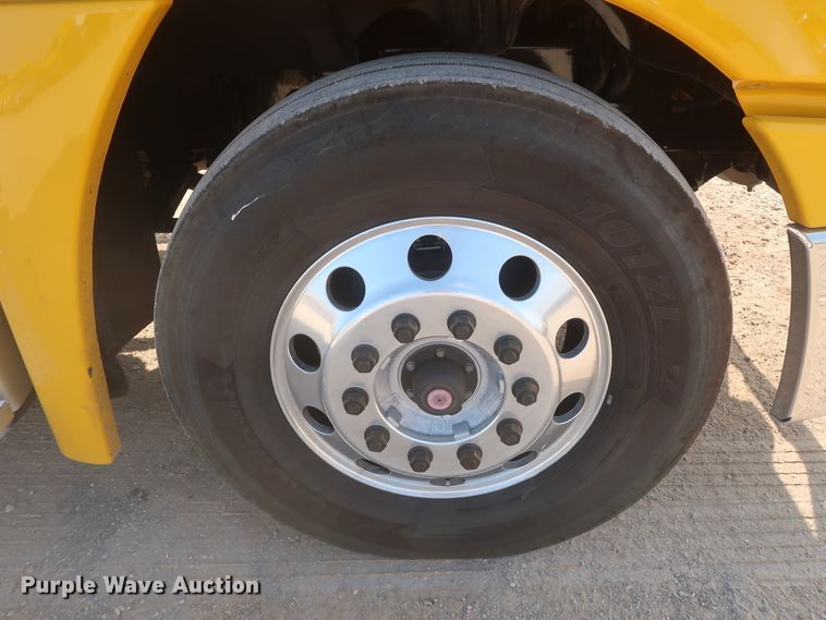 image for item HJ9354 2016 Freightliner Cascadia 125  semi truck