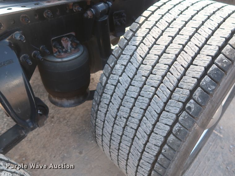 image for item HJ9354 2016 Freightliner Cascadia 125  semi truck