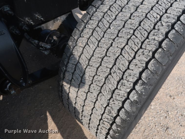 image for item HJ9354 2016 Freightliner Cascadia 125  semi truck