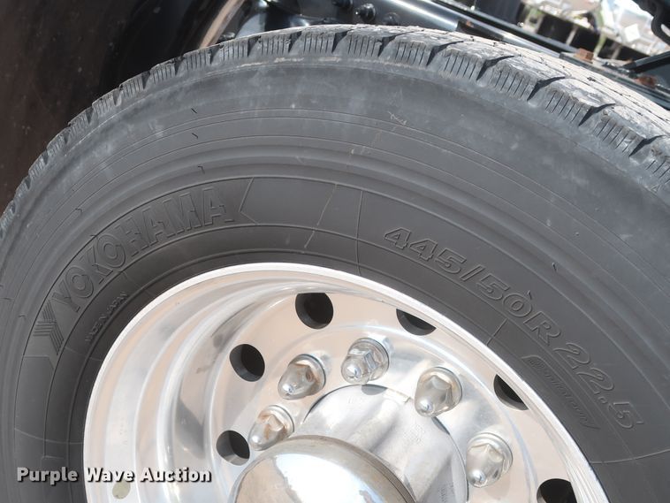 image for item HJ9354 2016 Freightliner Cascadia 125  semi truck