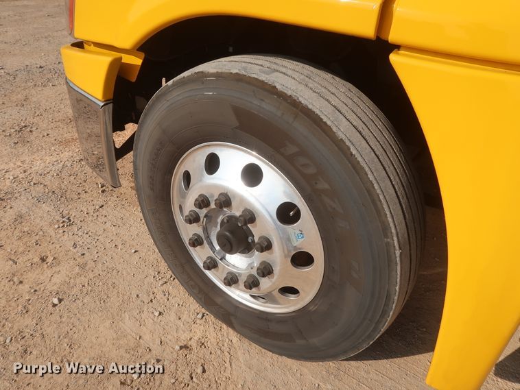 image for item HJ9354 2016 Freightliner Cascadia 125  semi truck