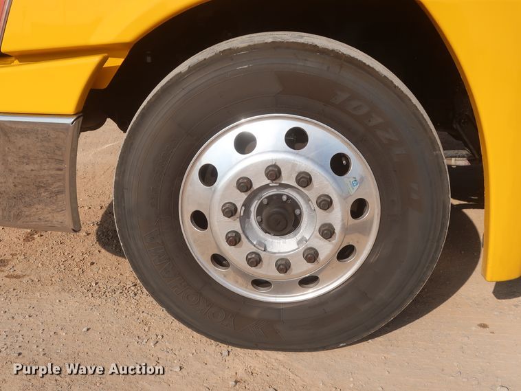 image for item HJ9354 2016 Freightliner Cascadia 125  semi truck