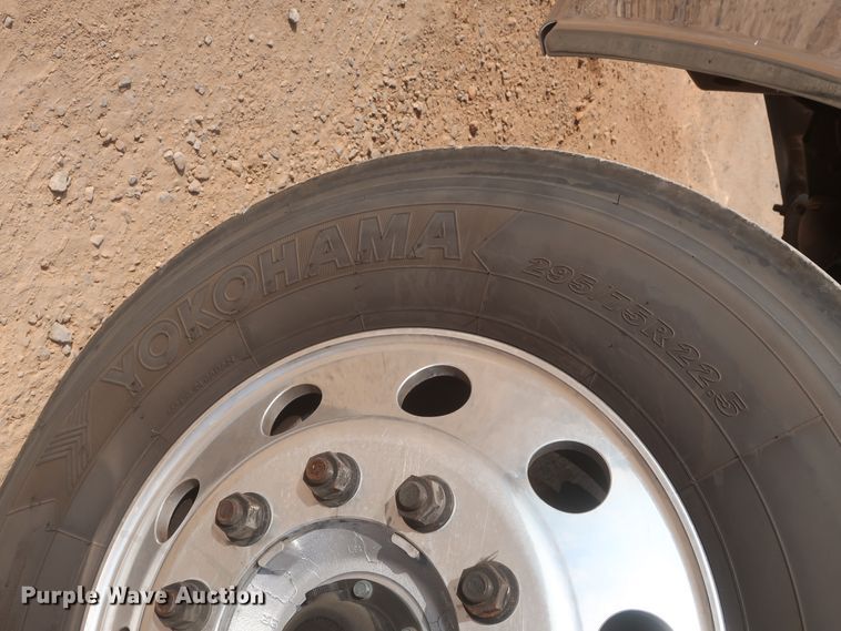 image for item HJ9354 2016 Freightliner Cascadia 125  semi truck