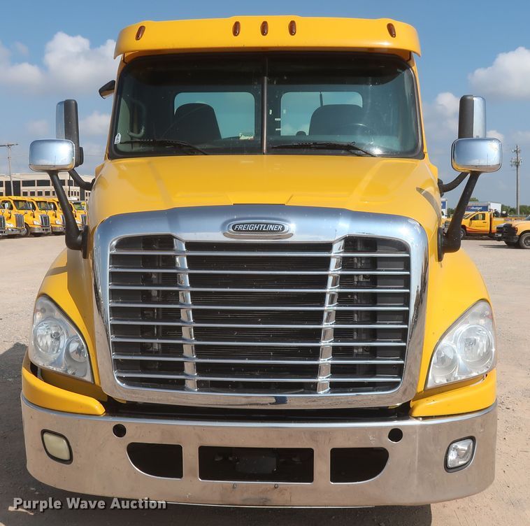 image for item HJ9355 2016 Freightliner Cascadia 125  semi truck