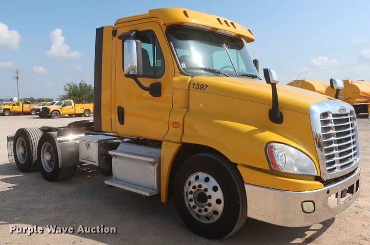 image for item HJ9355 2016 Freightliner Cascadia 125  semi truck