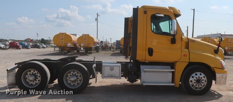 image for item HJ9355 2016 Freightliner Cascadia 125  semi truck