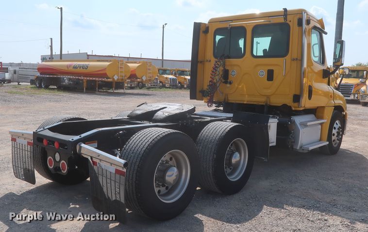 image for item HJ9355 2016 Freightliner Cascadia 125  semi truck