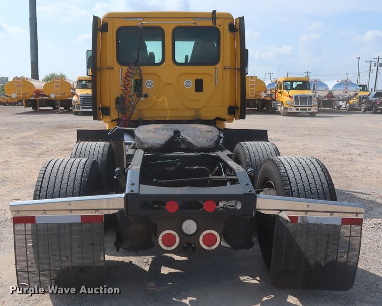 image for item HJ9355 2016 Freightliner Cascadia 125  semi truck