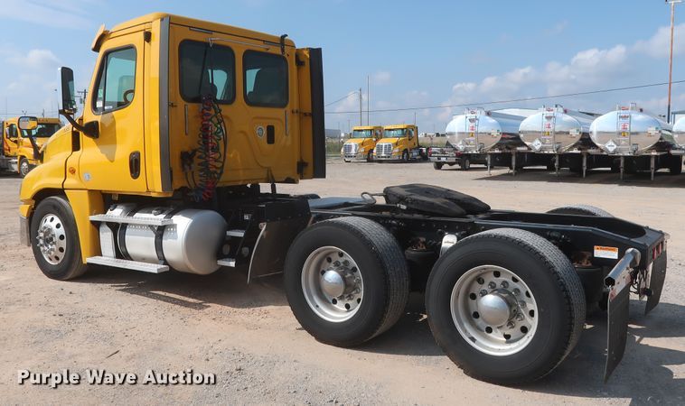 image for item HJ9355 2016 Freightliner Cascadia 125  semi truck