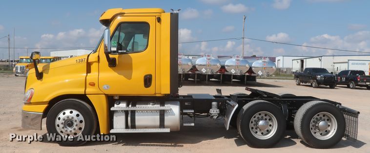 image for item HJ9355 2016 Freightliner Cascadia 125  semi truck