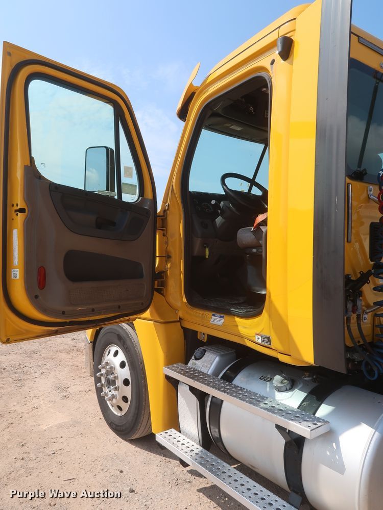 image for item HJ9355 2016 Freightliner Cascadia 125  semi truck