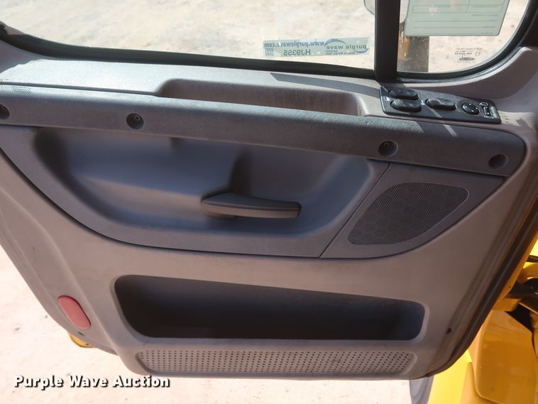 image for item HJ9355 2016 Freightliner Cascadia 125  semi truck