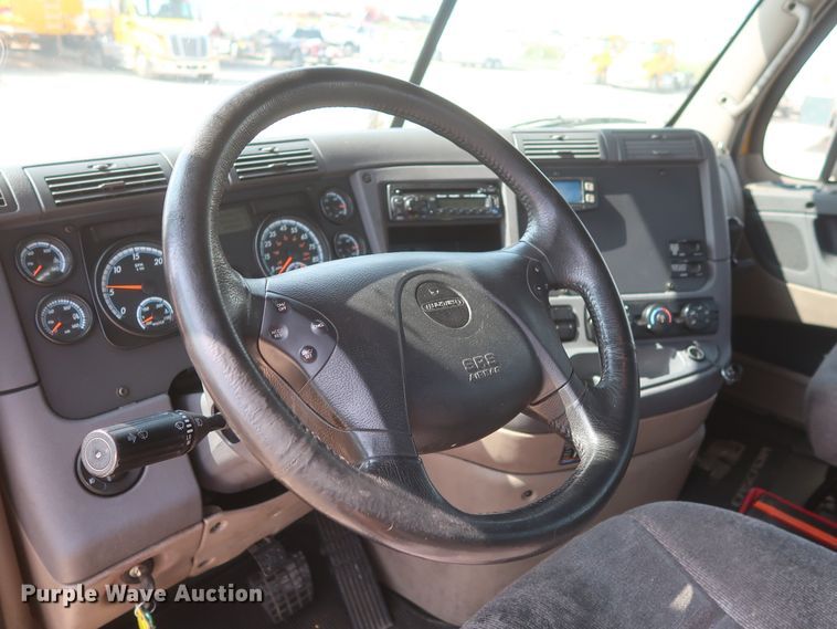 image for item HJ9355 2016 Freightliner Cascadia 125  semi truck