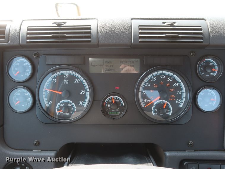 image for item HJ9355 2016 Freightliner Cascadia 125  semi truck