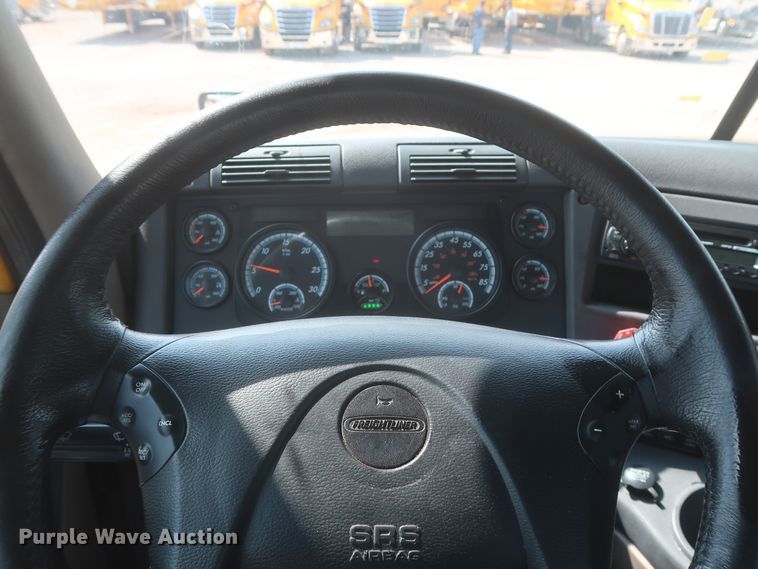 image for item HJ9355 2016 Freightliner Cascadia 125  semi truck