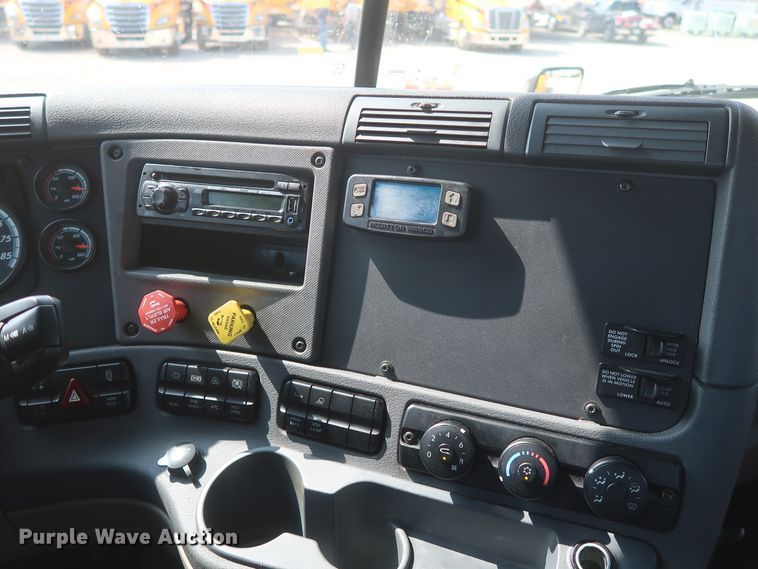 image for item HJ9355 2016 Freightliner Cascadia 125  semi truck