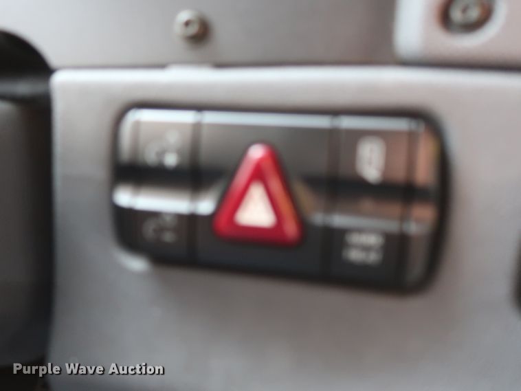 image for item HJ9355 2016 Freightliner Cascadia 125  semi truck