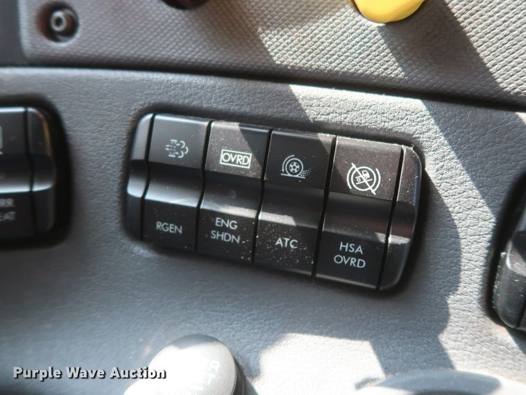 image for item HJ9355 2016 Freightliner Cascadia 125  semi truck