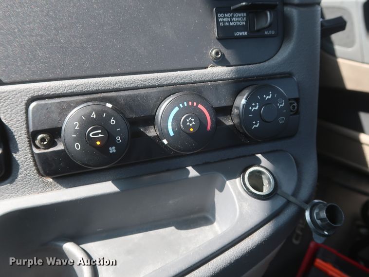 image for item HJ9355 2016 Freightliner Cascadia 125  semi truck