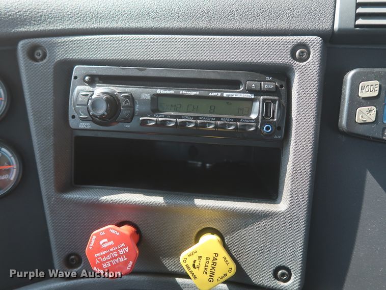 image for item HJ9355 2016 Freightliner Cascadia 125  semi truck