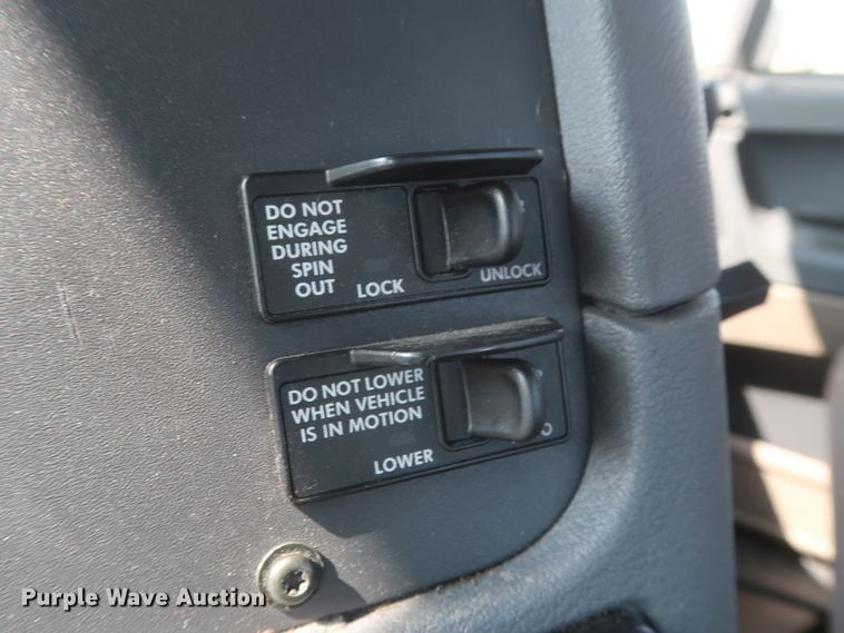 image for item HJ9355 2016 Freightliner Cascadia 125  semi truck