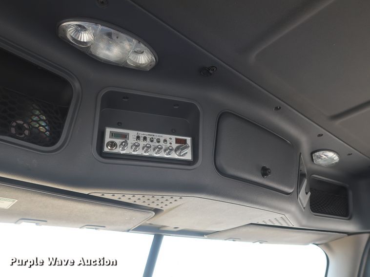 image for item HJ9355 2016 Freightliner Cascadia 125  semi truck