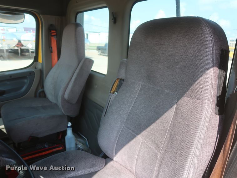 image for item HJ9355 2016 Freightliner Cascadia 125  semi truck