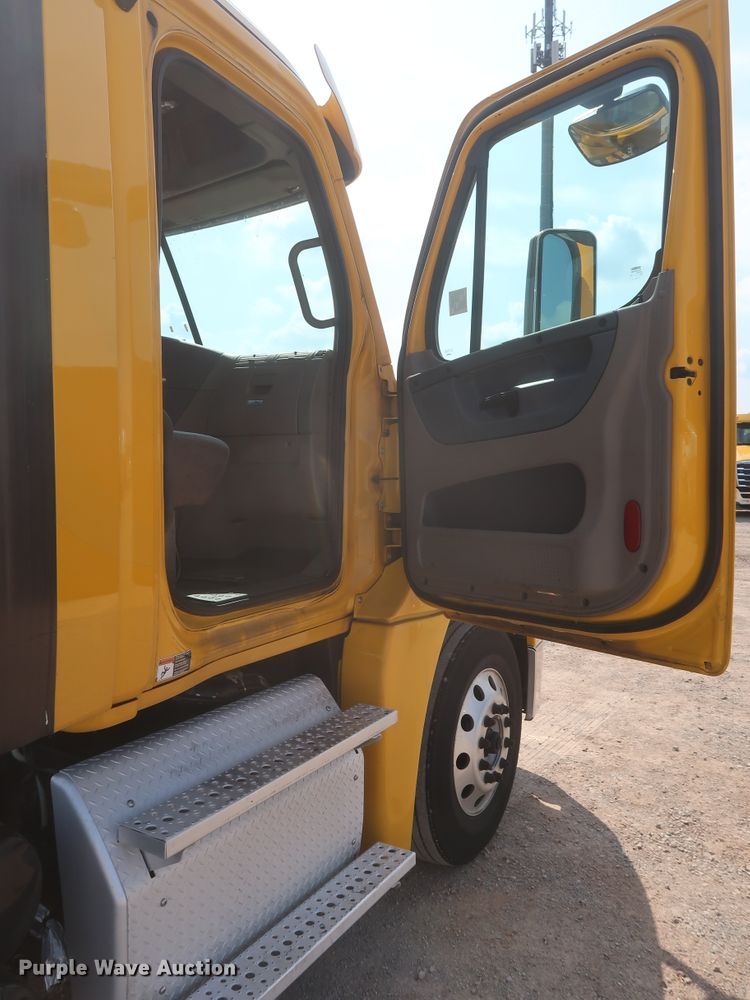 image for item HJ9355 2016 Freightliner Cascadia 125  semi truck