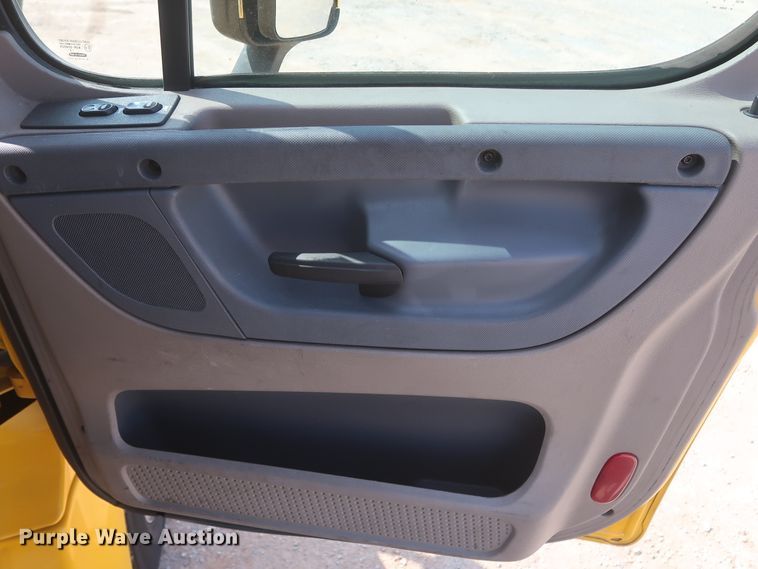 image for item HJ9355 2016 Freightliner Cascadia 125  semi truck