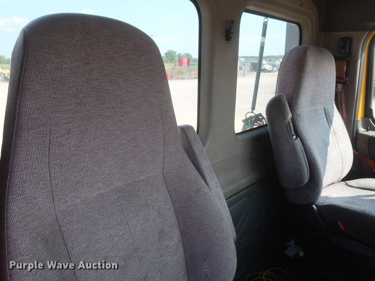 image for item HJ9355 2016 Freightliner Cascadia 125  semi truck