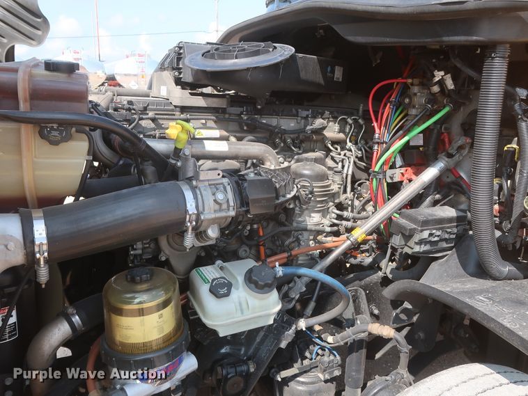 image for item HJ9355 2016 Freightliner Cascadia 125  semi truck