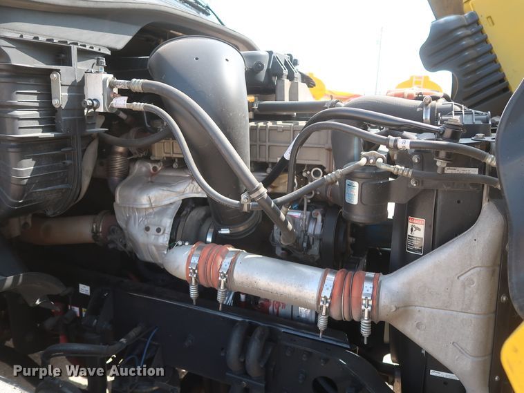 image for item HJ9355 2016 Freightliner Cascadia 125  semi truck