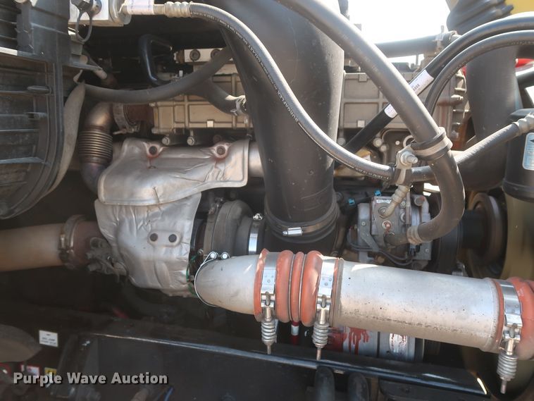 image for item HJ9355 2016 Freightliner Cascadia 125  semi truck