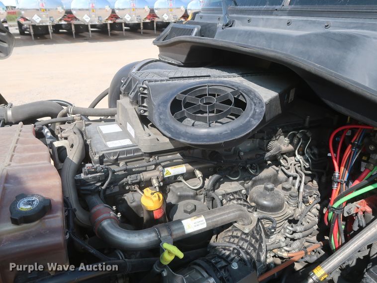 image for item HJ9355 2016 Freightliner Cascadia 125  semi truck