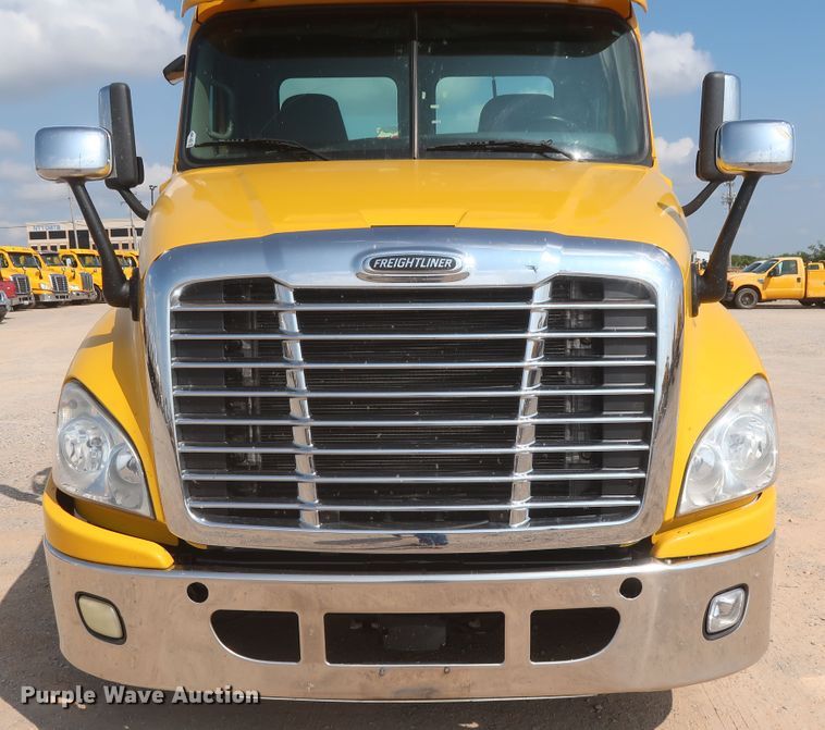 image for item HJ9355 2016 Freightliner Cascadia 125  semi truck