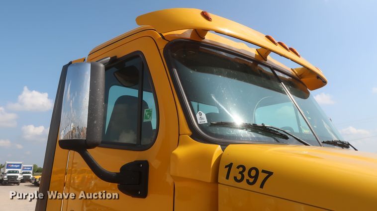 image for item HJ9355 2016 Freightliner Cascadia 125  semi truck